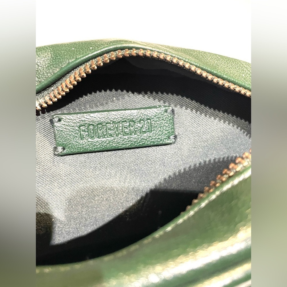 *NEW* Forever 21 Green Oval Crossbody / Shoulder Bag / Purse with Tassel - Picture 6 of 12